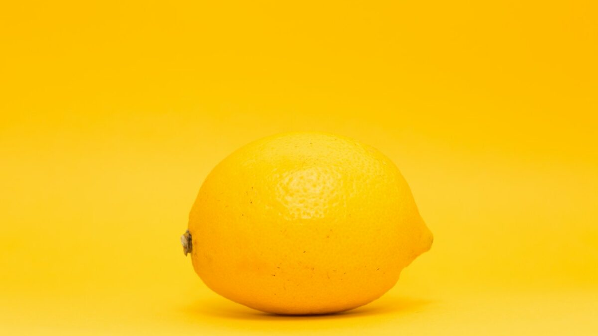 closeup photo of yellow lemon